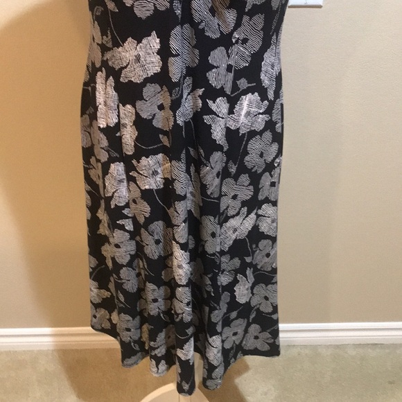 Chaps. Black/White Floral Flare V Neck MIDI Sleeveless Dress-Size L - Picture 6 of 8